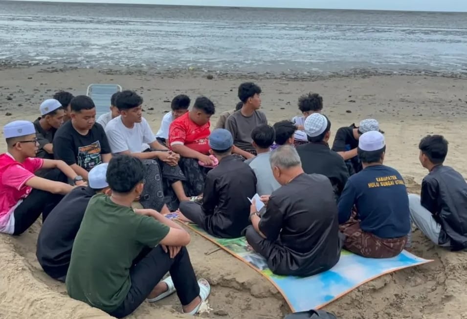 Harmoni Alam dan Sholawat, Ekskul Habsyi MAN 2 HSU Laksanakan Tadabbur Alam di Pantai Batakan